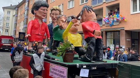 "Die Ampel machts nicht jedem recht, das freut Frau Weidel und Frau Wagenknecht" steht auf einem Wagen.