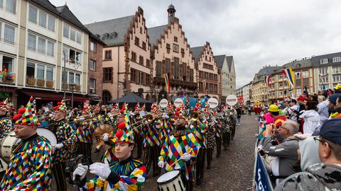 Eine verkleidete Kapelle zieht über den Frankfurter Römer.