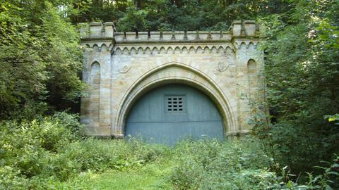 Ein Tunnelportal - es sieht aus wie eine kleine Miniburg