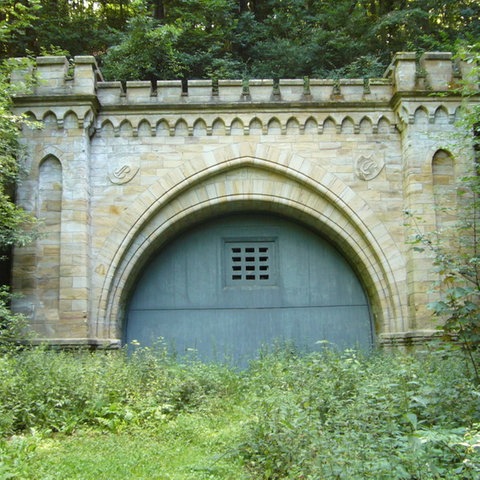 Ein Tunnelportal - es sieht aus wie eine kleine Miniburg