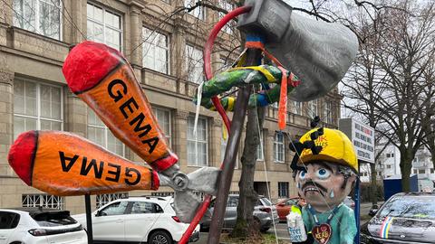 Mit dem Wagen krisitieren die Narren die hohen Gema-Gebühren bei Festen.