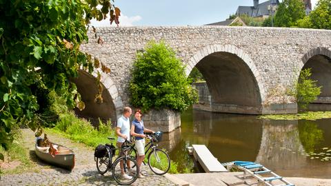 Paar mit Fahrrädern am Ufer der Lahn