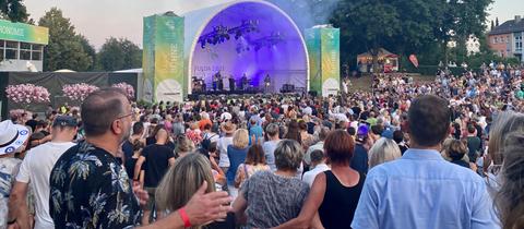 Zuschauer bei Konzert der Landesgartenschau in Fulda 