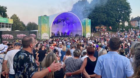 Zuschauer bei Konzert der Landesgartenschau in Fulda 