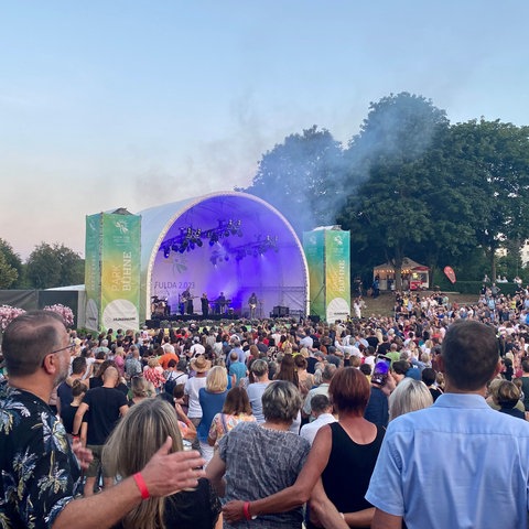 Zuschauer bei Konzert der Landesgartenschau in Fulda 