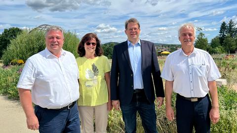 Zeit, Bilanz zu ziehen: Zur Halbzeit der Landesgartenschau (LGS) in Fulda präsentierten Fuldas Oberbürgermeister Heiko Wingenfeld (2. v.r.) sowie Ulrich Schmitt, Patricia Bickert und Marcus Schlag von der LGS ihr Zwischenfazit (von links).