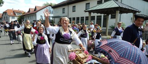 Trachtenträger auf Lindenfelser Festumzug