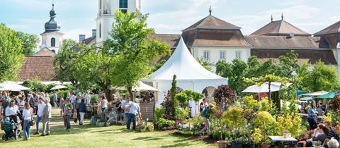 Buntes Treiben von Besuchern beim Fürstliches Gartenfest in Schloss Fasanerie