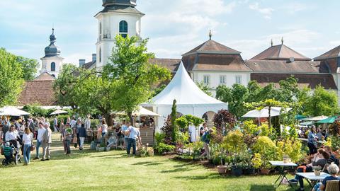 Buntes Treiben von Besuchern beim Fürstliches Gartenfest in Schloss Fasanerie