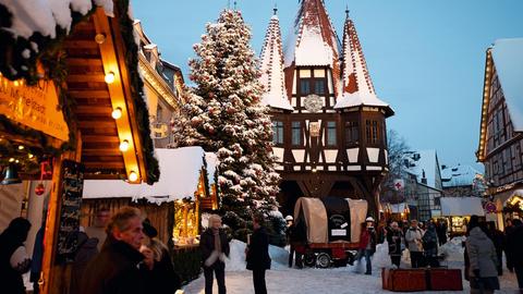 Rathaus im Schnee mit Weihnachtsmarkt