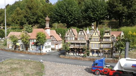 Eine Miniaturlandschaft mit Fachwerkhäusern, einem Lkw und Mini-Bäumen