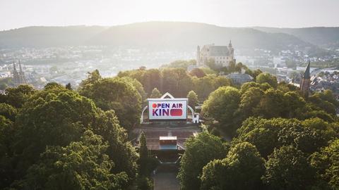 Open Air Kino mit Blick auf das Marburger Schloss