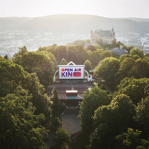 Open Air Kino mit Blick auf das Marburger Schloss