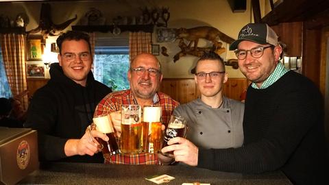 Der bisherige Pächter Georg Koch (2.v.l.) mit dem neuen Pächter-Gespann auf der Enzianhütte.