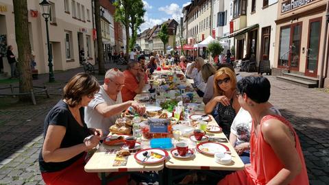 Picknick auf der für den Verkehr gesperrten Löherstraße in Fulda. 