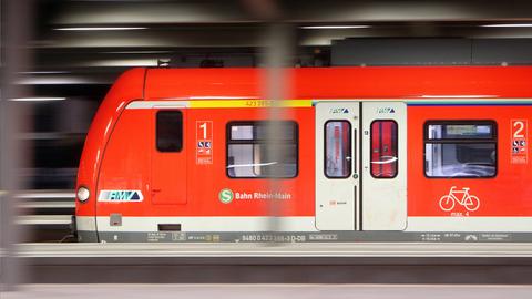 Eine S-Bahn mit Bewegungsunschärfe: Auf dem Fenster steht "Zeit zum Surfen".