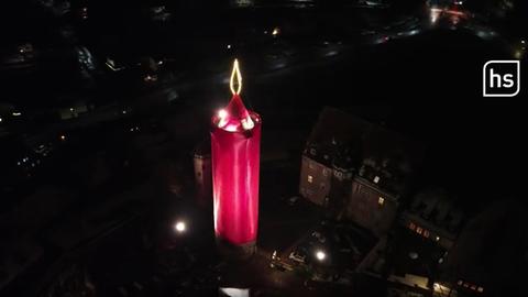 Als Kerze geschmückter Turm in Schlitz aus der Vogelperspektive