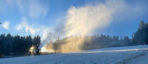 Auf der Wasserkuppe liegt der Schnee zentimeterhoch. 