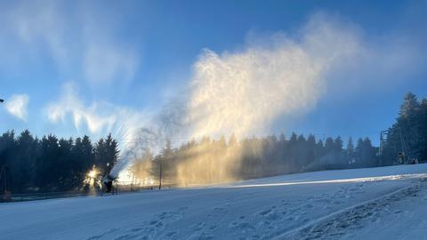 Auf der Wasserkuppe liegt der Schnee zentimeterhoch. 