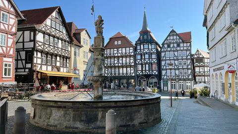 Der Rolandsbrunnen auf dem mittelalterlichen Marktplatz. Im Hintergrund sind Fachwerkhäuser zu sehen.