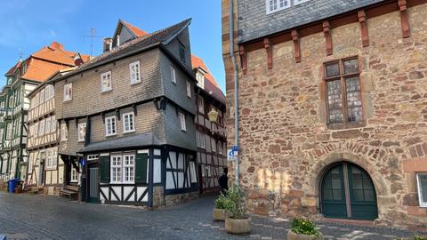 Das Spitzenhäuschen ist mit grauen Schindeln eingedeckt. Die Wände auf der linken Gebäudeseite sind schief.