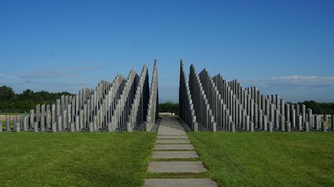 Ein Kunstwerk, dass aus vielen einzelnen Hölzern besteht, das pyramidenartig größer wird.