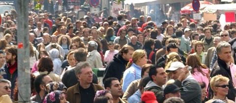 Menschen auf einem Straßenfest