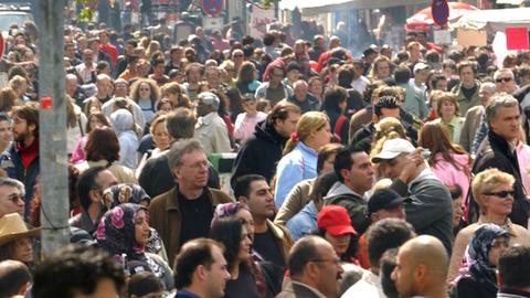 Menschen auf einem Straßenfest