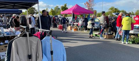 Ein Flohmarkt am Rande von Mainz. ()