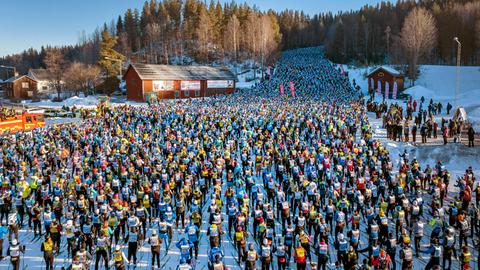 Tausende von Skilangläufern sind hintereinander auf der Strecke beim Wasa-Lauf in Schweden 