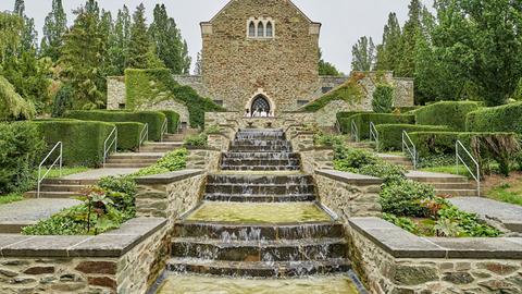 Eine Kapelle, von dort oben gehen Stufen herunter, über die Wasser läuft.