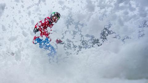 Skifahrer bremst, Schnee fliegt