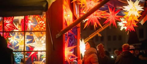 Stimmungsvolle Weihnachtsmarkt-Atmosphäre