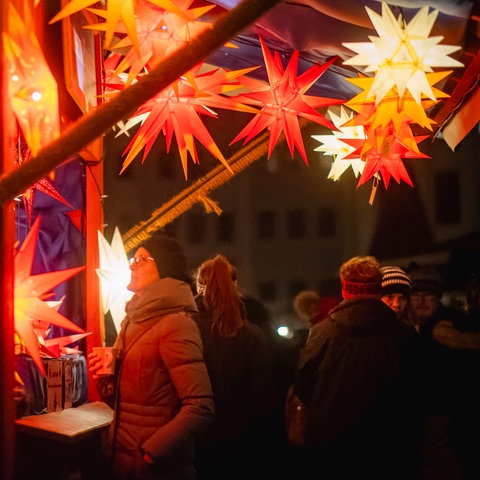 Stimmungsvolle Weihnachtsmarkt-Atmosphäre