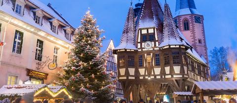 Weihnachtsidylle: Der Marktplatz in Michelstadt im Odenwald. 