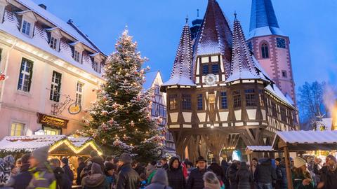 Weihnachtsidylle: Der Marktplatz in Michelstadt im Odenwald. 