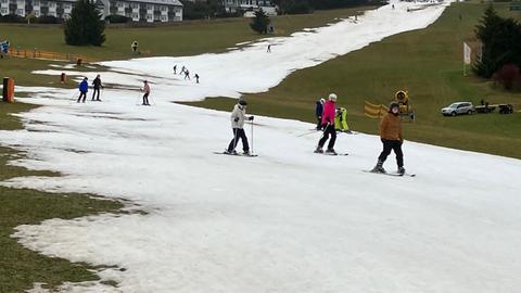 Menschen fahren Ski 