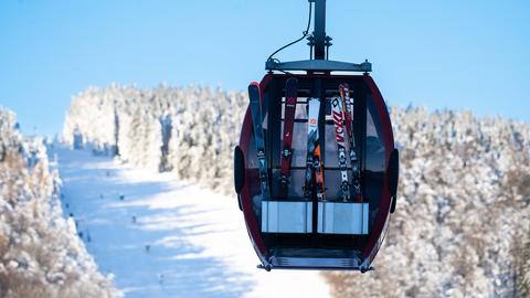 Skier sind an der Kabine der Ettelsberg-Seilbahn im Skigebiet Willingen befestigt. 