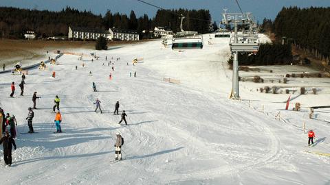 Skifahrer auf der Skipiste in Willingen.