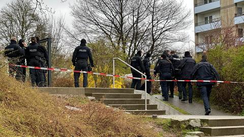 Polizeikräfte hinter Absperrband am Tatort am Aschenberg in Fulda.