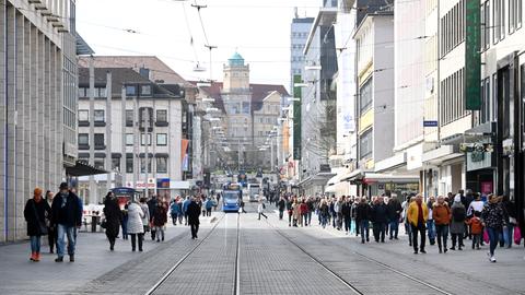 Menschen in der Fußgängerzone in Kassel.