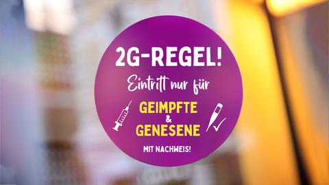 Pinkfarbener Aufkleber an einer Ladentür: "2 G-Regel - Eintritt nur für Geimpfte oder Genesene. Mit Nachweis!"