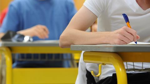 Schüler schreibt an einem Tisch