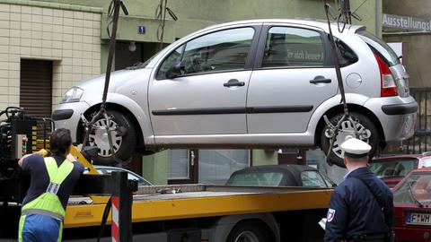 Zur Zeit werden in Frankfurt Falschparker nur in ganz dringenden Fällen abgeschleppt.