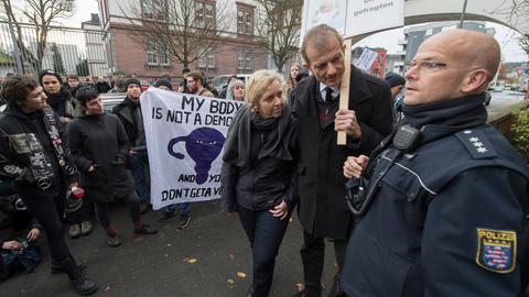Abtreibungsgegner vor dem Amtsgericht Gießen, das im November 2017 den Fall der Ärztin Kristina Hänel verhandelte