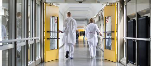 Ärzte auf Krankenhaus-Flur