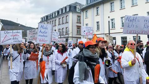 Streikende Ärzte am Marburger Hauptbahnhof