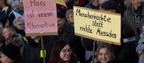 Mit Plakaten protestieren hunderte Teilnehmer einer Demonstration in Königstein gegen eine Veranstaltung der AfD, in der die Partei ihr Jubiläum feiert.