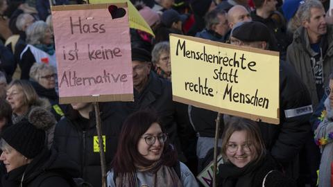 Mit Plakaten protestieren hunderte Teilnehmer einer Demonstration in Königstein gegen eine Veranstaltung der AfD, in der die Partei ihr Jubiläum feiert.