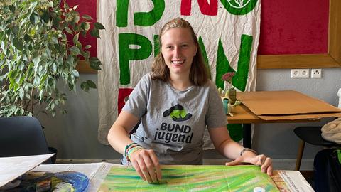 Klimaaktivistin Alexandra Struck malt ein Plakat